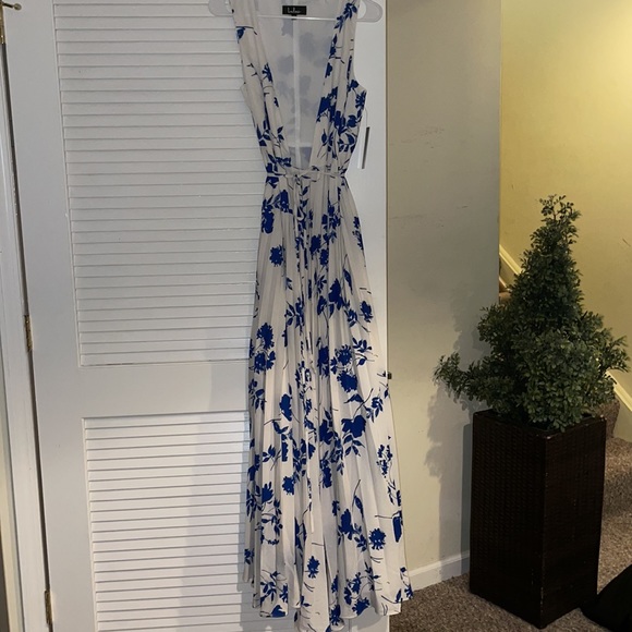NWT women’s lulus Lindsie Blue and White Floral Print
Pleated Wrap Maxi Dress - Picture 6 of 16